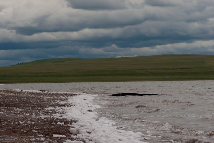 Ветер взбивает пену на соленой воде озера Тус