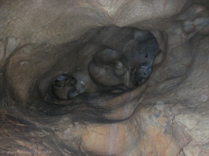 "Органные трубы" промытые водой на потолке пещеры